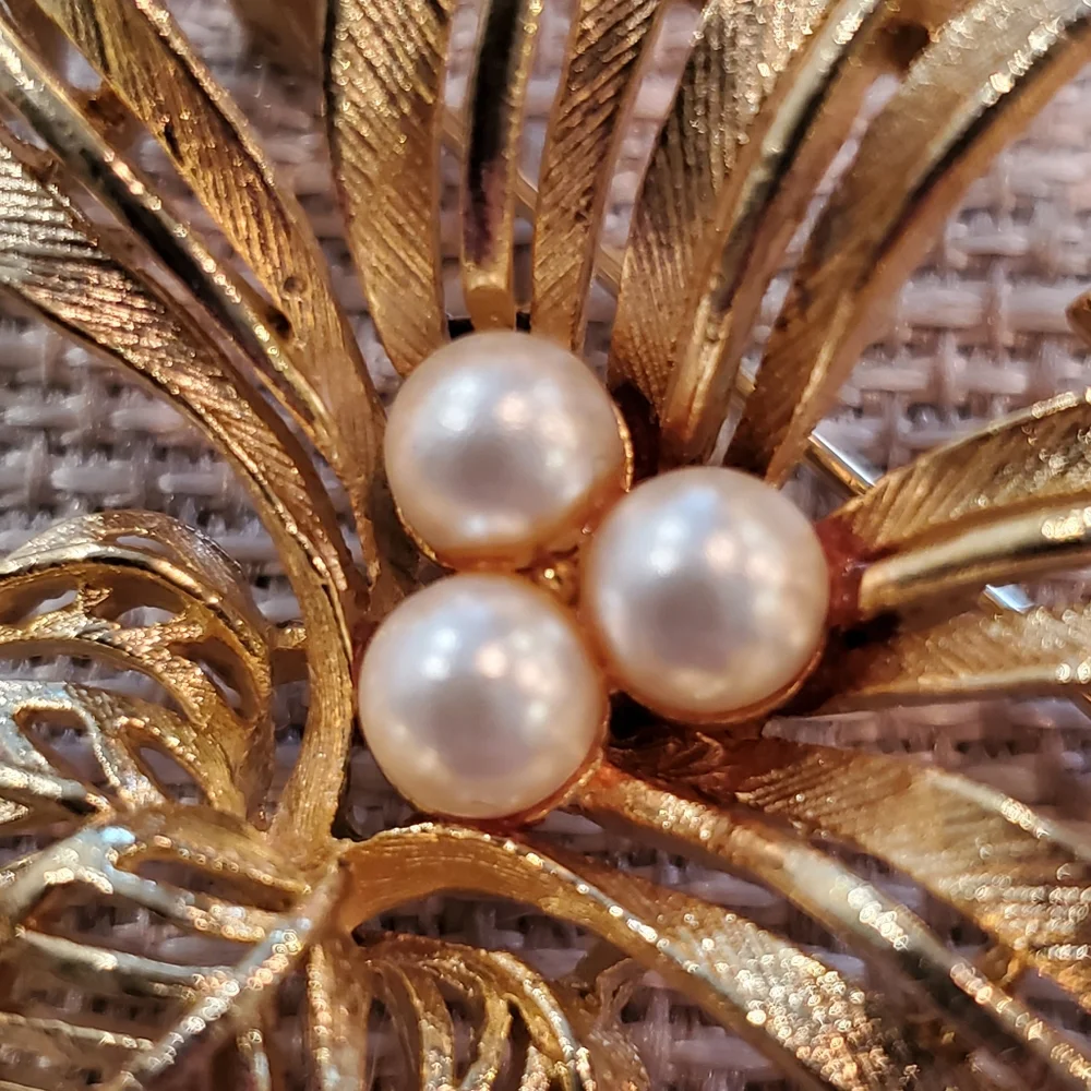Vintage goldtone & faux pearl flower brooch